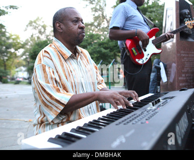 Er Allan Gumbs führt Dr. Ronald McNair Park mit seiner Band New York City, USA - 22.08.12 Stockfoto