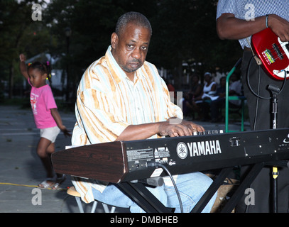 Er Allan Gumbs führt Dr. Ronald McNair Park mit seiner Band New York City, USA - 22.08.12 Stockfoto