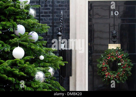 Westminster London, 13. Dezember 2013. Ein Weihnachtsbaum steht außerhalb der Residenz des Ministerpräsidenten in der Nummer 10 Downing Street. Der Baum wurde in einem Nationalbaum Wettbewerb gewann von Oxfordshire Züchter Andrew Ingram Credit gewählt: Amer Ghazzal/Alamy Live-Nachrichten Stockfoto