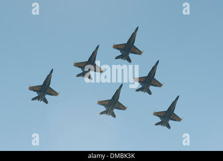 New York, USA. 13. Dezember 2013. sieben F/A-18 Hornet Flugzeuge pilotiert von der US Navy Blue Angels Flight Demonstration Squadron flogen über den Hudson River, Werbe-Fotos vor One World Trade Center nehmen. Sechs Flugzeuge flogen in Formation mit einem fotografieren. Die Flugzeuge machte drei Pässe über den Hudson River auf einer Höhe von etwa 1.000 Fuß. Bildnachweis: Terese Loeb Kreuzer/Alamy Live-Nachrichten Stockfoto