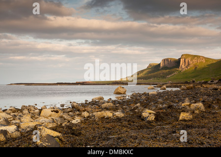 Sonnenuntergang am Kliff Strebepfeiler mit Blick auf Staffin Bay Beach, Staffin, Isle Of Skye, Schottland, UK Stockfoto