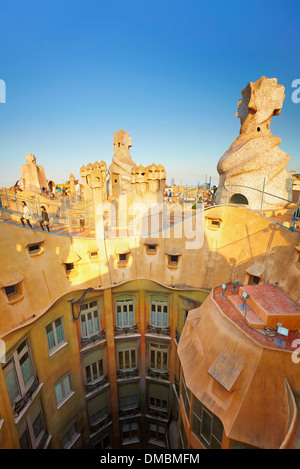 Blick auf das Dach und die Höfe der Casa Mila (La Pedrera), entworfen von dem Architekten Antoni Gaudi. Barcelona, Katalonien, Spanien. Stockfoto