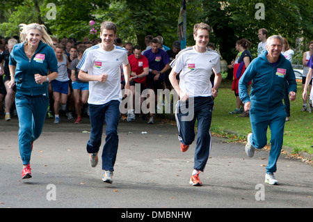 Sharon Davis Jonathan Brownlee und Alistair Brownlee Leeds Parkrun für "Join In lokalen Sport" Woodhouse Moor Leeds England- Stockfoto