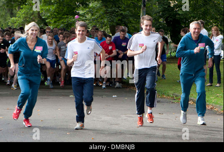 Sharon Davis Jonathan Brownlee und Alistair Brownlee Leeds Parkrun für "Join In lokalen Sport" Woodhouse Moor Leeds England- Stockfoto