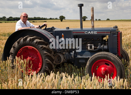 Ein Mann, einen 1937 Fall B-Oldtimer-Traktor fahren Stockfoto