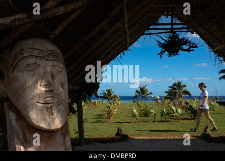 Aitutaki. Cook Island. Polynesien. Süd-Pazifik. Landschaft und Holz schnitzen Tangaroa Gottes in Aitutaki Punani Kultur Tou Stockfoto