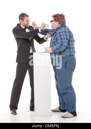 Zwei Männer Rückgriff auf Handgreiflichkeiten nach einer Meinungsverschiedenheit, wie ein eleganter Mann in eine Fliege versucht, ein Landei abzuwehren Stockfoto