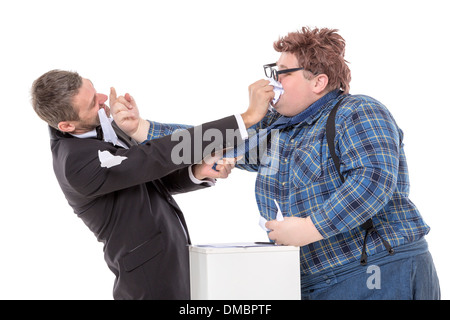 Zwei Männer Rückgriff auf Handgreiflichkeiten nach einer Meinungsverschiedenheit, wie ein eleganter Mann in eine Fliege versucht, ein Landei abzuwehren Stockfoto