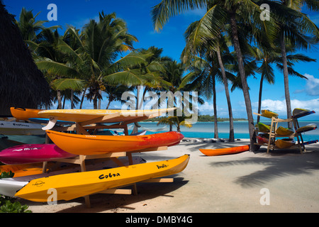 Aitutaki. Cook Island. Polynesien. Süd-Pazifik. Einige Kajaks erwarten Touristen am Strand in Aitutaki Lagoon Resort & Spa Stockfoto