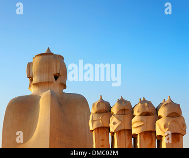 Details der Schornsteine auf dem Dach der Casa Mila, bekannt als La Pedrera, entworfen vom Architekten Antoni Gaudi. Barcelona, Katalonien, Spanien. Stockfoto