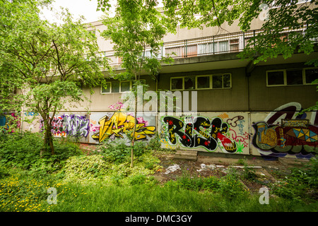 Kreatives Graffiti und soziale Kunst auf Heygate Wohnsiedlung in Süd-London, UK. Stockfoto