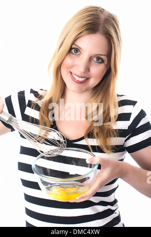 Junge Frau mischen Eiern Stockfoto