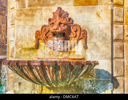 Brunnen mit Bronze Löwenkopf verziert Stockfoto