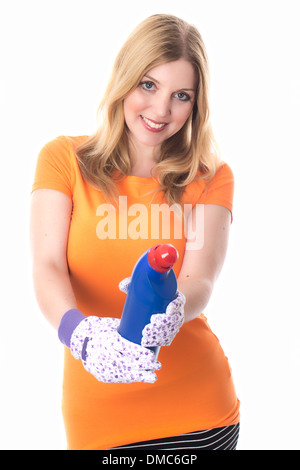 Junge Frau oder Hausfrau mit Schutzhandschuhen hält eine Flasche Reinigung Bleichen zu Haushalt sanieren Geräte wie Toiletten und Waschbecken Stockfoto