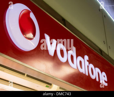 Vodafone Schild über dem Speichern Eingang Stockfoto