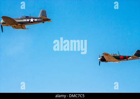 Eine F-4U Corsair und ein Mitsubishi A6m tun ein Vorbeiflug an den Flügeln in Camarillo / Air Show In Camarillo / Kalifornien Stockfoto