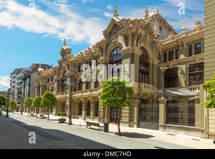 schöne Fassade des alten Gebäudes in der alten Stadt von Aviles in Spanien Stockfoto