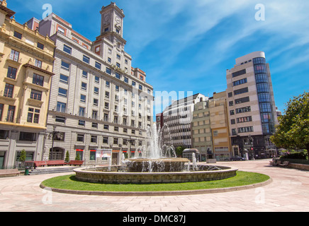 Street und Park in der Stadt Oviedo, Spanien Stockfoto