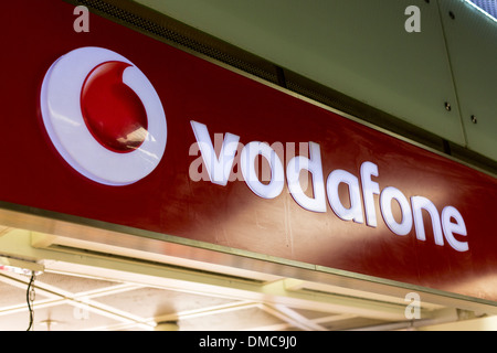 Vodafone Schild über dem Speichern Eingang Stockfoto