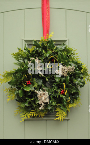 Chriistmas Kranz hängen an Eingangstür des traditionellen englischen Landhaus, Peak District, Derbyshire Stockfoto