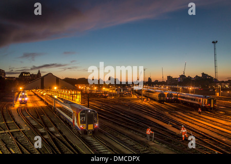 Sonnenuntergang am Bahnhof Clapham Junction Stockfoto