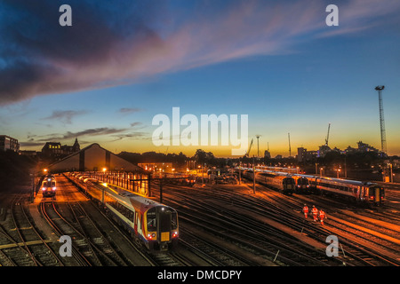 Sonnenuntergang am Bahnhof Clapham Junction Stockfoto