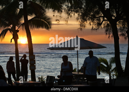 Rarotonga-Insel. Cook Island. Polynesien. Süd-Pazifik. Sonnenuntergang am Strand im Hotel Crown Beach Resort & Spa. Stockfoto