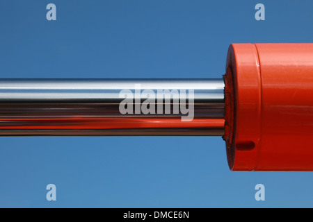 Hydraulische Teile eines Baggers über blauen Himmel Stockfoto