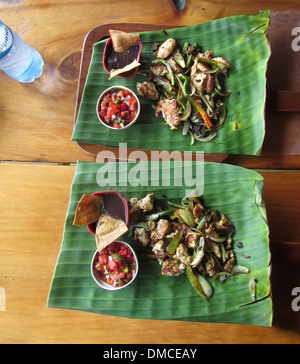 Typische costaricanische Mittagessen in einem kleinen Restaurant, Sautierte Fleisch und Gemüse auf einem großen frischen Blatt. Stockfoto