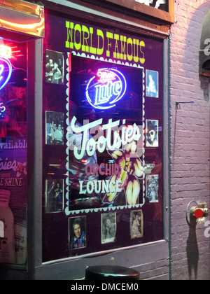 Exterieur und Türsteher von Tootsie es Orchid Lounge, eine berühmte Honky Tonk Bar am Broadway in der Innenstadt von Nashville Tennessee. Stockfoto