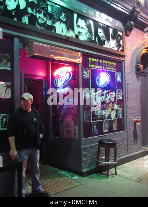 Exterieur und Türsteher von Tootsie es Orchid Lounge, eine berühmte Honky Tonk Bar am Broadway in der Innenstadt von Nashville Tennessee. Stockfoto