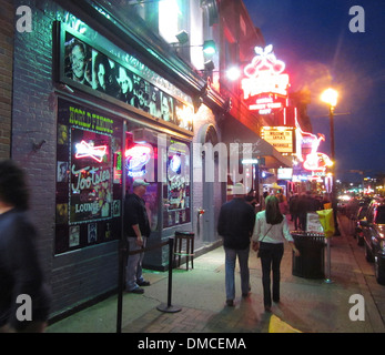 Exterieur und Türsteher von Tootsie es Orchid Lounge, eine berühmte Honky Tonk Bar am Broadway in der Innenstadt von Nashville Tennessee. Stockfoto