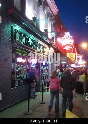 Exterieur und Türsteher von Tootsie es Orchid Lounge, eine berühmte Honky Tonk Bar am Broadway in der Innenstadt von Nashville Tennessee. Stockfoto