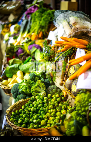 Gemüse der Saison auf dem Display an Borough Market. Die Anzeige umfasst Brussel Tüllen, Karotten, Brokkoli und Pastinaken. Stockfoto