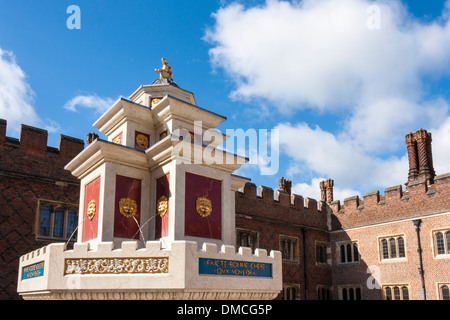 Erholung auf Henry VIII Wein Brunnen auf Basis Gericht in Hampton Court Palace. Stockfoto