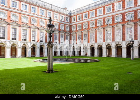 Fountain Court, entworfen von Sir Christopher Wren, Hampton Court Palace, London, England, GB, UK. Stockfoto