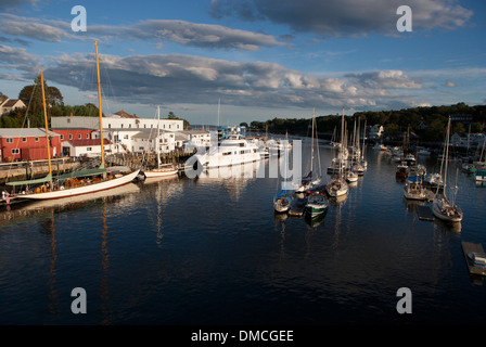 Segelboote und Motorboote gefesselt im Innenhafen von Camden, Maine. Wayfarer Marine ist im Hintergrund. Stockfoto