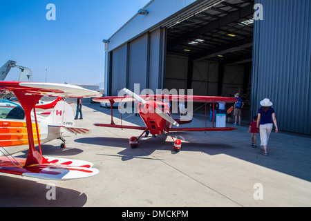 Zwei Kunstflug Flugzeuge am Flügel in Camarillo / Airshow in Camarillo / Kalifornien im August 2011 Stockfoto