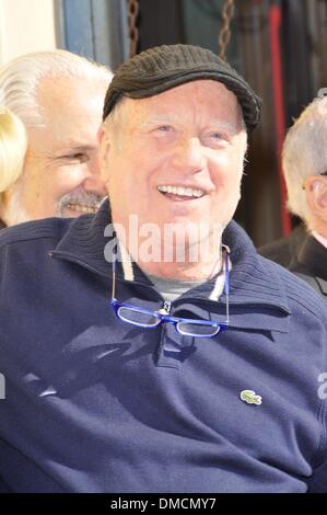 Los Angeles, Kalifornien, USA. 13. Dezember 2013. Richard Dreyfuss bei der Induktion Zeremonie für Stern auf dem Hollywood Walk of Fame für Paul Mazursky, Hollywood Boulevard, Los Angeles, CA 13. Dezember 2013. Bildnachweis: Michael Germana/Everett Collection/Alamy Live-Nachrichten Stockfoto