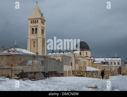 Jerusalem, Israel. 13. Dezember 2013. Ein orthodoxer Jude Spaziergänge im Schnee in der Altstadt von Jerusalem. Ein schwerer Sturm in Israel, für drei Tage am Stück, laufende lähmt den Verkehr landesweit mit Tel Aviv Flughafen heruntergefahren und Soldaten entsandt, um gestrandete Fahrer auf Autobahnen zu retten. Polizei riefen sagen auf eisigen Straßen eine "real Life Bedrohung" in was Meteorologen betitelt als der stärkste Schneesturm seit 1953 sein kann auf die Bürger zu Hause, zu bleiben. Jerusalem ist mit Schnee bedeckt und alle Eintrag Straßen blockiert sind. Bildnachweis: Xinhua/Alamy Live-Nachrichten Stockfoto