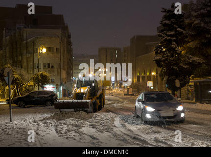 Jerusalem, Israel. 13. Dezember 2013. Eine sauberer Schnee arbeitet auf einer verschneiten Straße in Jerusalem. Ein schwerer Sturm in Israel, für drei Tage am Stück, laufende lähmt den Verkehr landesweit mit Tel Aviv Flughafen heruntergefahren und Soldaten entsandt, um gestrandete Fahrer auf Autobahnen zu retten. Polizei riefen sagen auf eisigen Straßen eine "real Life Bedrohung" in was Meteorologen betitelt als der stärkste Schneesturm seit 1953 sein kann auf die Bürger zu Hause, zu bleiben. Jerusalem ist mit Schnee bedeckt und alle Eintrag Straßen blockiert sind. Bildnachweis: Xinhua/Alamy Live-Nachrichten Stockfoto
