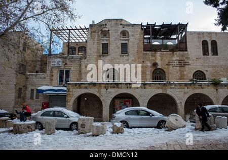Jerusalem, Israel. 13. Dezember 2013. Leute spielen mit Schnee in der Altstadt von Jerusalem. Ein schwerer Sturm in Israel, für drei Tage am Stück, laufende lähmt den Verkehr landesweit mit Tel Aviv Flughafen heruntergefahren und Soldaten entsandt, um gestrandete Fahrer auf Autobahnen zu retten. Polizei riefen sagen auf eisigen Straßen eine "real Life Bedrohung" in was Meteorologen betitelt als der stärkste Schneesturm seit 1953 sein kann auf die Bürger zu Hause, zu bleiben. Jerusalem ist mit Schnee bedeckt und alle Eintrag Straßen blockiert sind. Bildnachweis: Xinhua/Alamy Live-Nachrichten Stockfoto