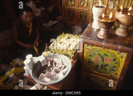 Ein Lama rollt Schriften in einem Kloster in Lhasa, Tibet Stockfoto