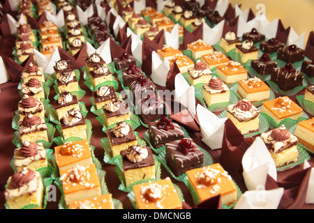 Sorten von einzelnen dekorativen Desserts Kuchen auf dem Tisch auf einem Luxus-Event, Gourmet-catering Süßigkeiten Stockfoto