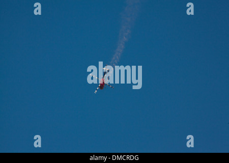 Die Red Bull Kunstflug Hubschrauber bei der Wings Over Camarillo Airshow in Camarillo / Kalifornien im August 2011 Stockfoto