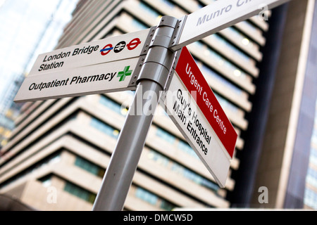 Wegweiser am Guy's Hospital: Haupteingang, ambulante Apotheke, Urgent Care Centre, London Bridge Station. Stockfoto