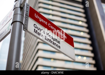 Wegweiser am Guy's Hospital: Haupteingang, Urgent Care Centre Stockfoto