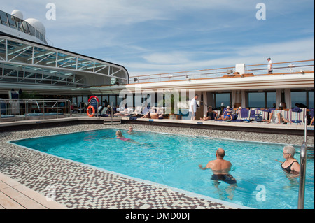 Das Lido-Schwimmbad auf Holland America Line Kreuzfahrtschiff Eurodam. Stockfoto