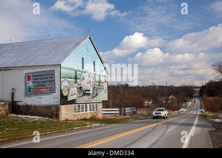 Wandmalereien an einer Scheune auf dem Lincoln Highway (jetzt US-30 in Pennsylvania) gedenken die landesweit erste transkontinentale Highways Stockfoto