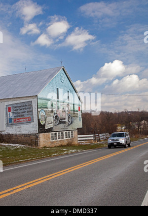 Wandmalereien an einer Scheune auf dem Lincoln Highway (jetzt US-30 in Pennsylvania) gedenken die landesweit erste transkontinentale Highways Stockfoto